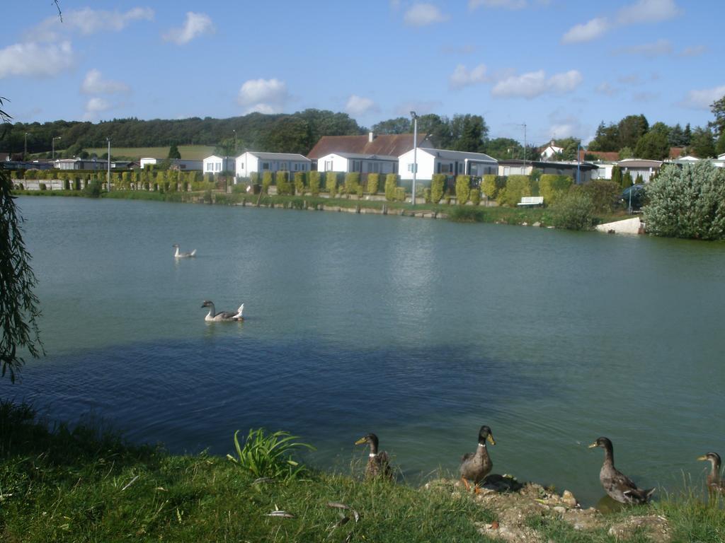 Auberge Des Etangs Roussent Exterior foto