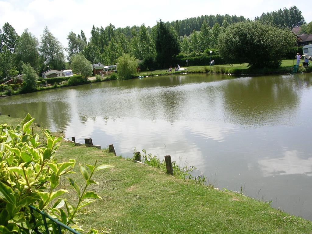 Auberge Des Etangs Roussent Exterior foto